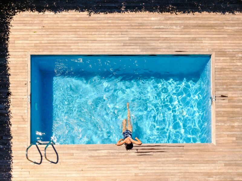 Terrasse bois et aménagement autour de piscine aux Sables-d’Olonne réalisée par Extérieur Boa