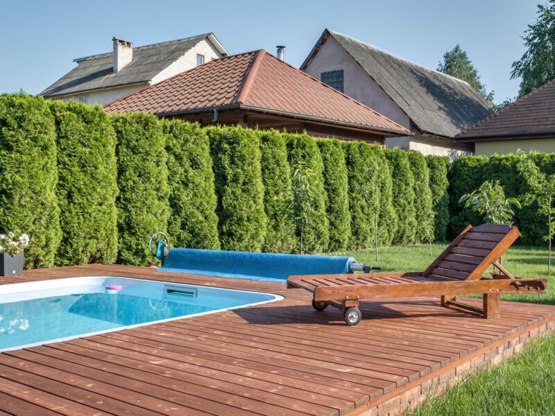 Terrasse bois et aménagement autour de piscine aux Sables-d’Olonne réalisée par Extérieur Boa