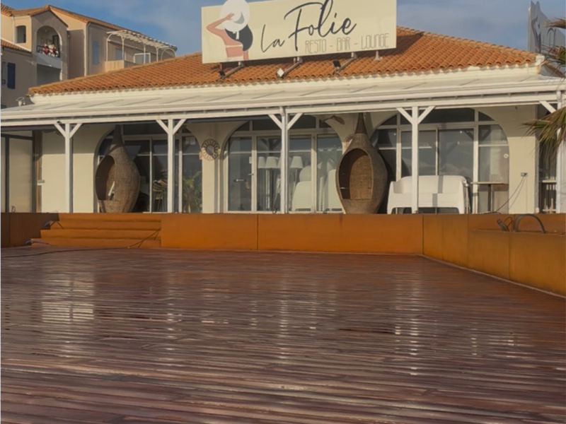Terrasse bois et aménagement autour de piscine aux Sables-d’Olonne réalisée par Extérieur Boa